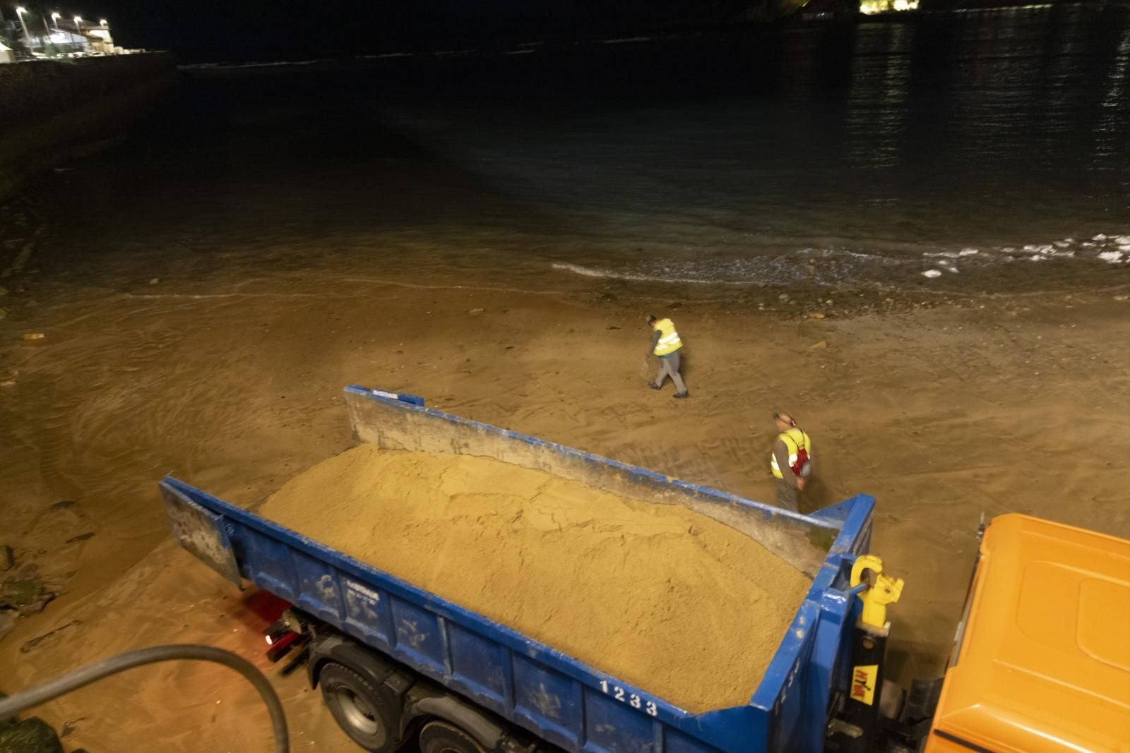 90 toneladas de arena para la playa de Ondarreta