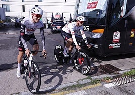 Ayuso y Oliveira salen a rodar en el día de descanso.