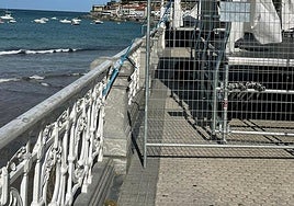 Denuncia A. P.: «La barandilla de La Concha está protegida con la categoría F en el Plan Especial de Protección del Patrimonio Urbanístico Construido. Resulta curioso que para una actividad cultural como son las regatas de San Sebastián el Departamento de Cultura precisamente permita que se haga este tipo de atentado contra el patrimonio. De vergüenza».