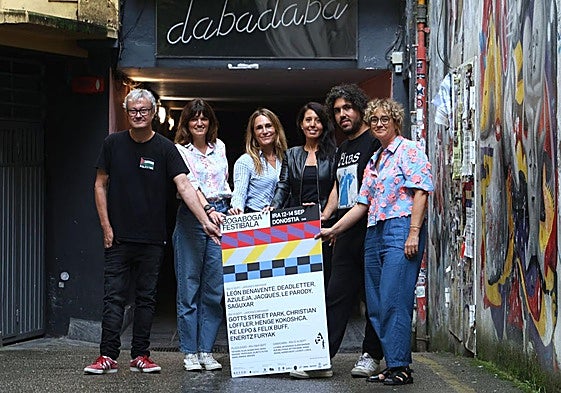 Autoridades y organizadores del evento, este lunes en la presentación del Boga Boga, en Dabadaba.