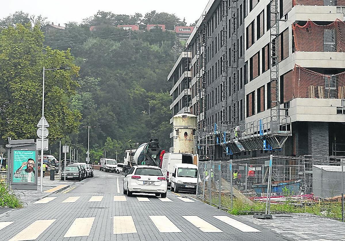 Un vehículo circulando este lunes por la calle Ciudad Jardín.