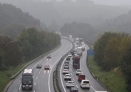Colas en la AP-8 entre Zumaia y Zarautz por el accidente de un camión.