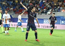 Magunazelaia señala una jugada.