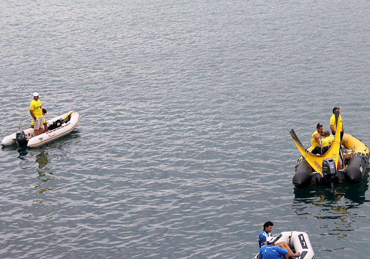 Las dos zodiacs de Orio y la de Donostiarra quietas durante la regata femenina.