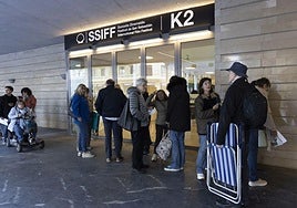 Un grupo de personas espera al inicio de la venta de entradas del Zinemaldia el año pasado.