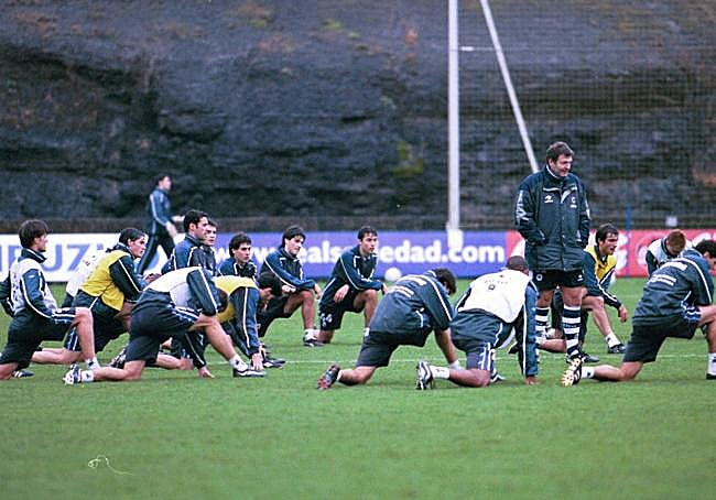 Xabi, a la izquierda, y Sergio, junto a Alberto, aparecen en un entrenamiento con Toshack.