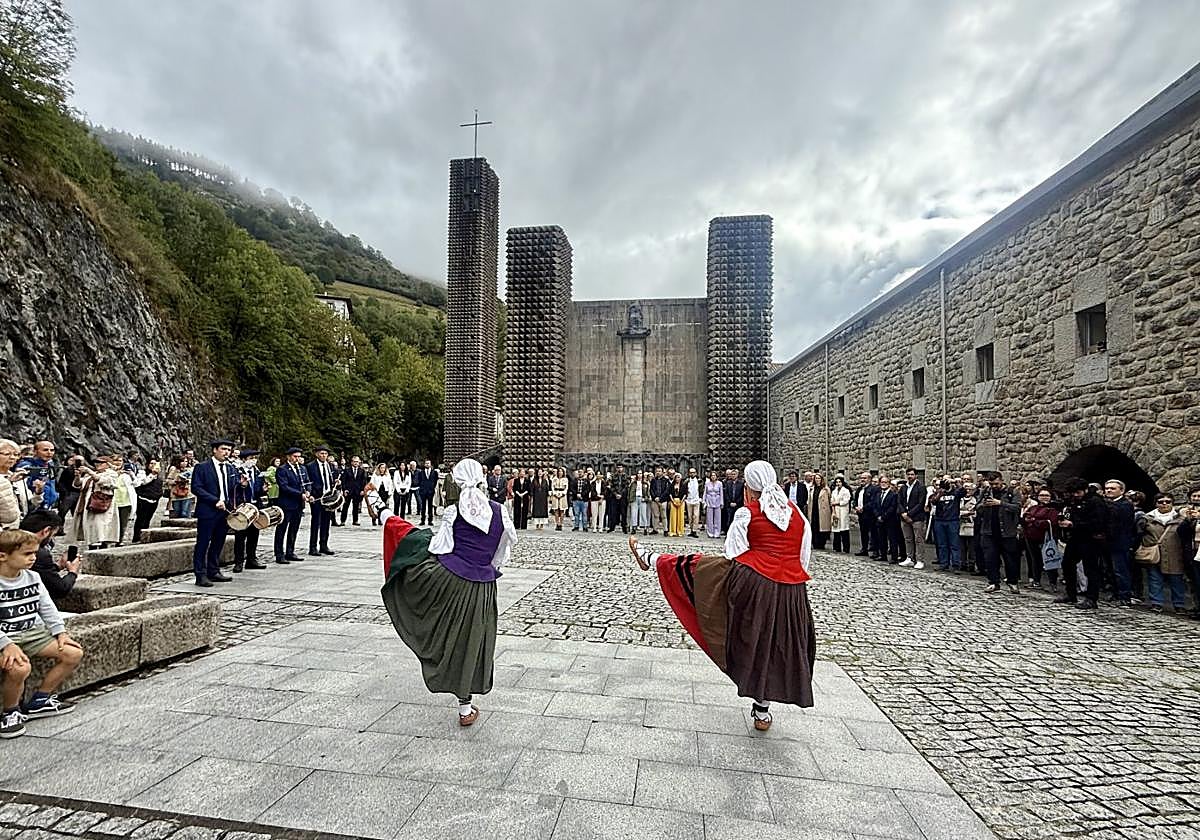 La representación institucional fue agasajada en la explanada de la Basílica de Arantzazu con un aurresku de honor ejecutado por dos dantzaris de Oñatz al son de los txistularis.