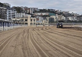 Las máquinas han logrado retirar el gran volumen de algas que cubría la orillla de La Concha.