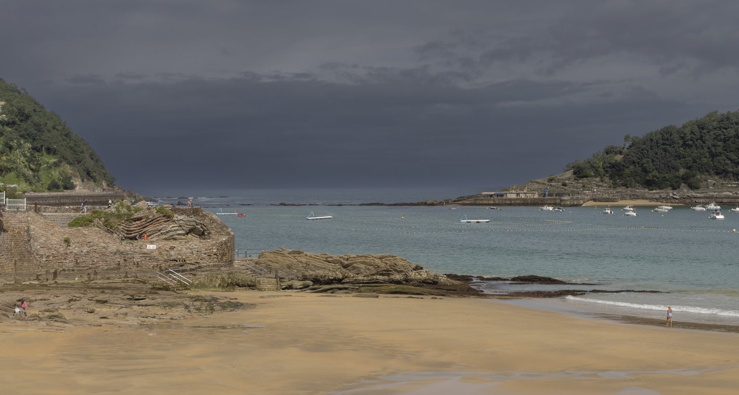 El espectáculo de las mareas vivas en las playas de Donostia