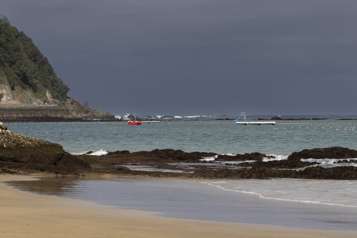 El espectáculo de las mareas vivas en las playas de Donostia
