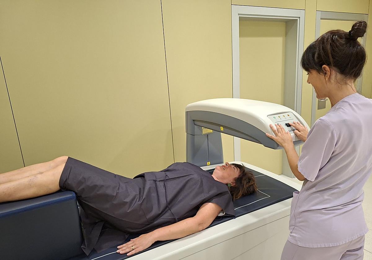 Una mujer es sometida a un densitómetro en el Hospital de Eibar.