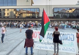 Cientos de vecinos se dieron cita en Okendo plaza para denunciar la situación en Palestina.