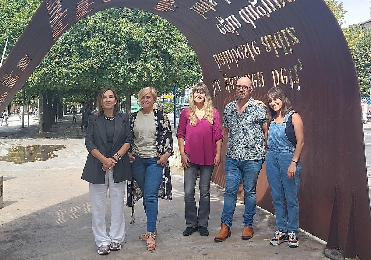 Los representantes de los Euskaltegis junto a la concejal de política lingüística, Leire Mazizior.