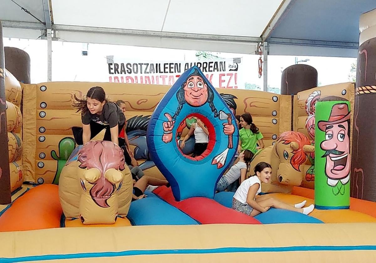 Joko ezberdinetan parte hartzeko aukera izan zuten gaztetxoek plazako estalpean.