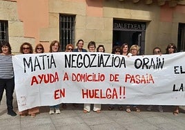 Las trabajadoras se concentraron ayer a las puertas del Ayuntamiento.