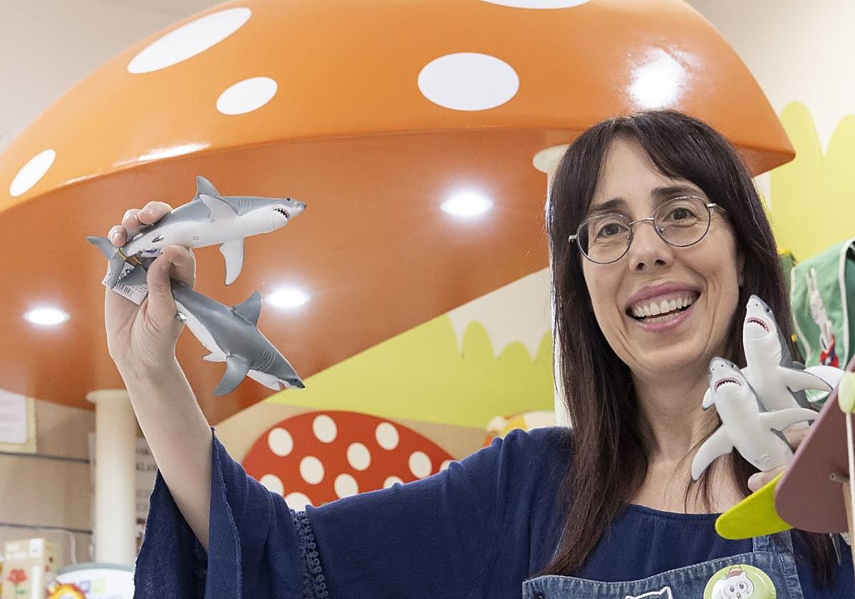 Inés, la juguetera de San Francisco esquina con General Arteche, escenificauna batalla entre tiburones bajo la seta de la suerte.