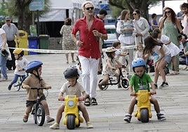 Las carreras de motos correpasillos, amenizadas por Koldo Emery, se celebraron en el paseo Butrón.