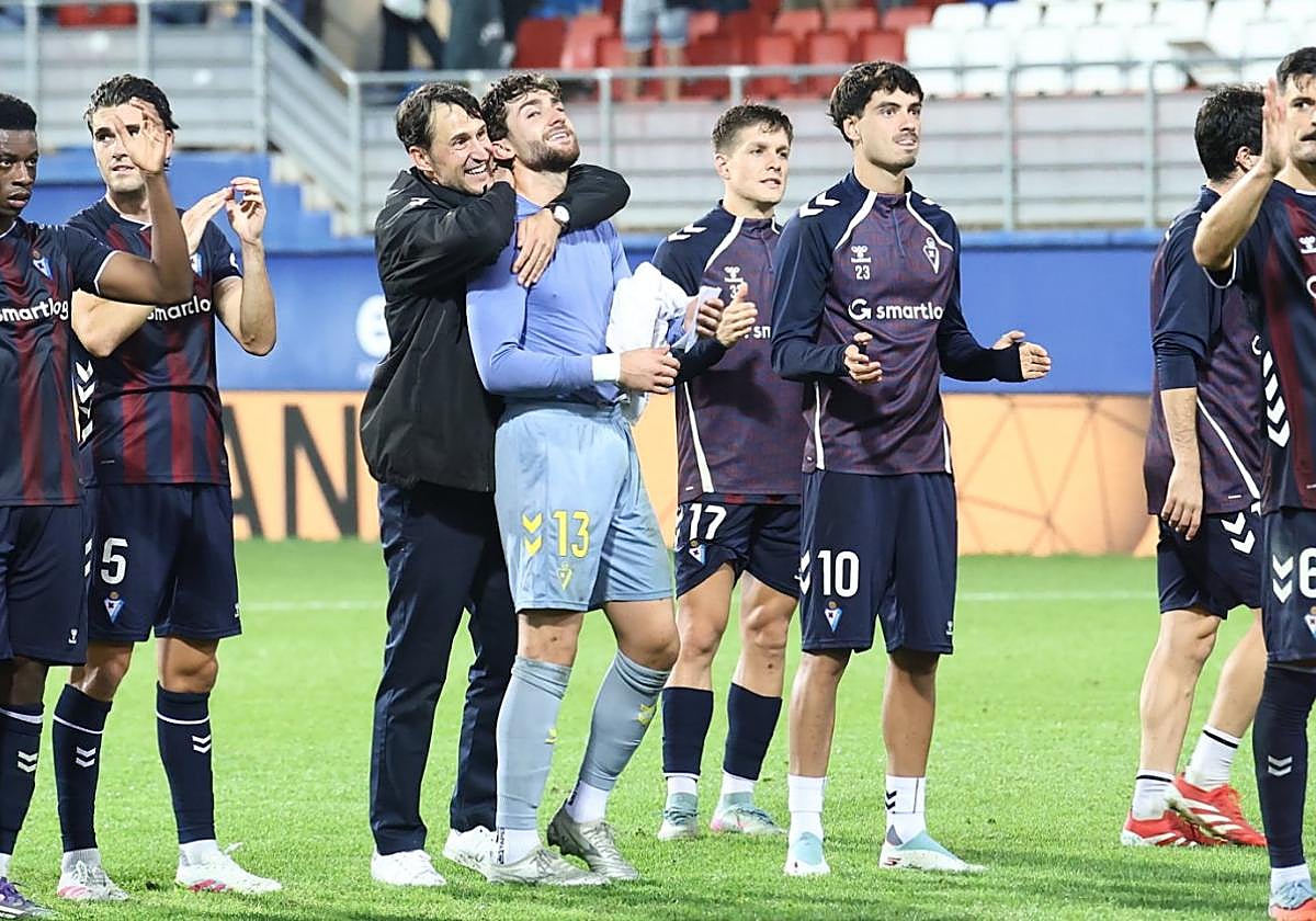 Los jugadores del Eibar celebran la victoria felices junto a los más de 4.600 aficionados armeros que acudieron a Ipurua a animar.