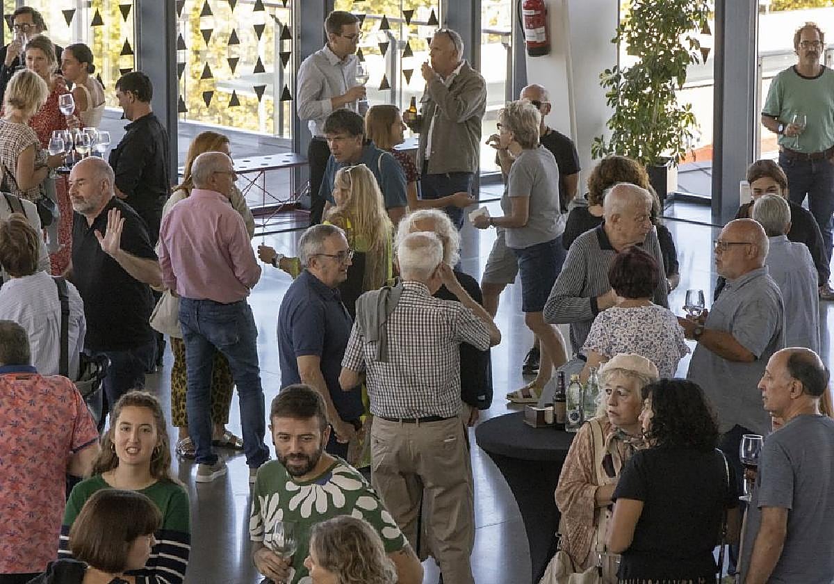 Animado cóctel en la sala Prisma de Tabakalera tras la presentación del Zinemaldia.