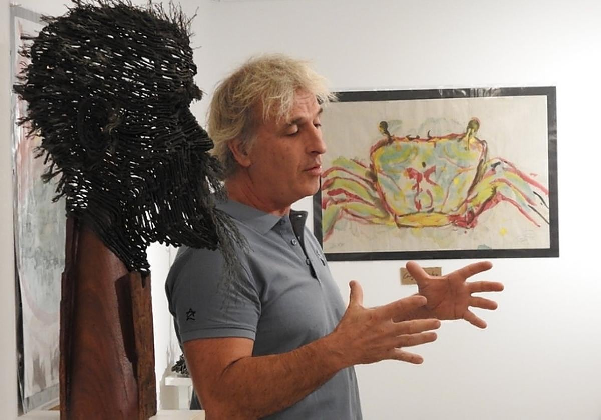 Zarazaga da explicaciones junto a algunas de sus obras.