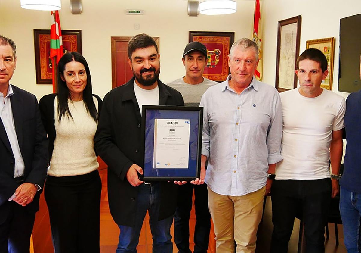 Representantes del Ayuntamiento y AENOR en la entrega del certificado ISO 9001 celebrada ayer.