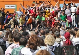 Alproja. Emanaldia amaituta denak elkatrrekin txaloak jasotzen.