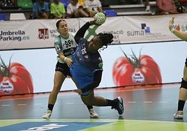 Lyndie Tchaptchet, autora de dos goles, lanza desde seis metros, ayer en Elche.