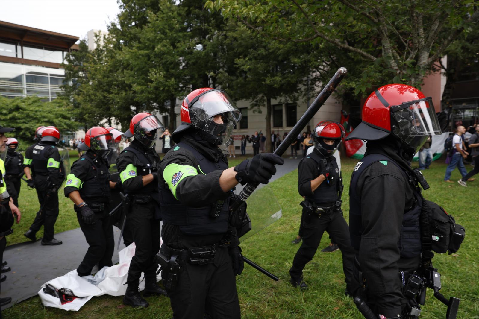 Las imágenes de la protesta en la apertura de curso de la EHU