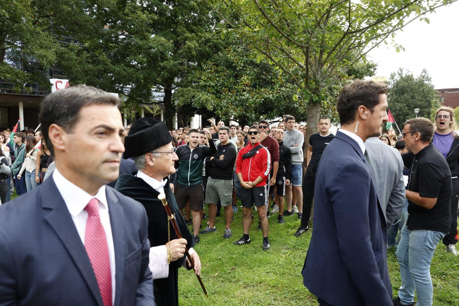 Las imágenes de la protesta en la apertura de curso de la EHU