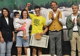 Julen Arburua, de Lekaroz, con su segundo premio en el concurso.