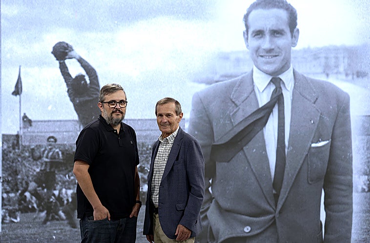 El nieto e hijo de Ignacio Eizaguirre posan delante de la imagen del exportero que aparece en el vídeo de DV.