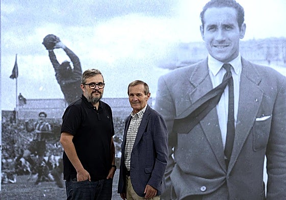 El nieto e hijo de Ignacio Eizaguirre posan delante de la imagen del exportero que aparece en el vídeo de DV.