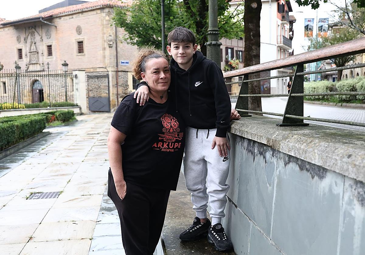Yeray Rodríguez, junto a su madre Patricia Martín.