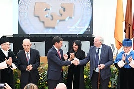 Joxerramon Bengoetxea, Carlos Garaikoetxea, el lehendakari Imanol Pradales, Nekane Balluerka y José Ángel Iribar, en el acto de inicio de curso de la EHU.