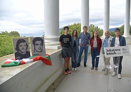 Irati Urtuzaga, Anie Paredes, Rufi Etxeberria, Lur Albizu, Mikel Paredes y Mertxe Urtuzaga, en el acto en Zarautz.