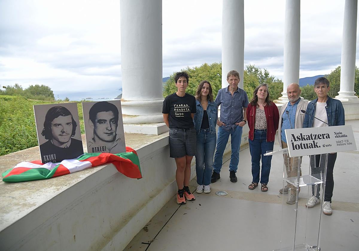 Irati Urtuzaga, Anie Paredes, Rufi Etxeberria, Lur Albizu, Mikel Paredes y Mertxe Urtuzaga, en el acto en Zarautz.