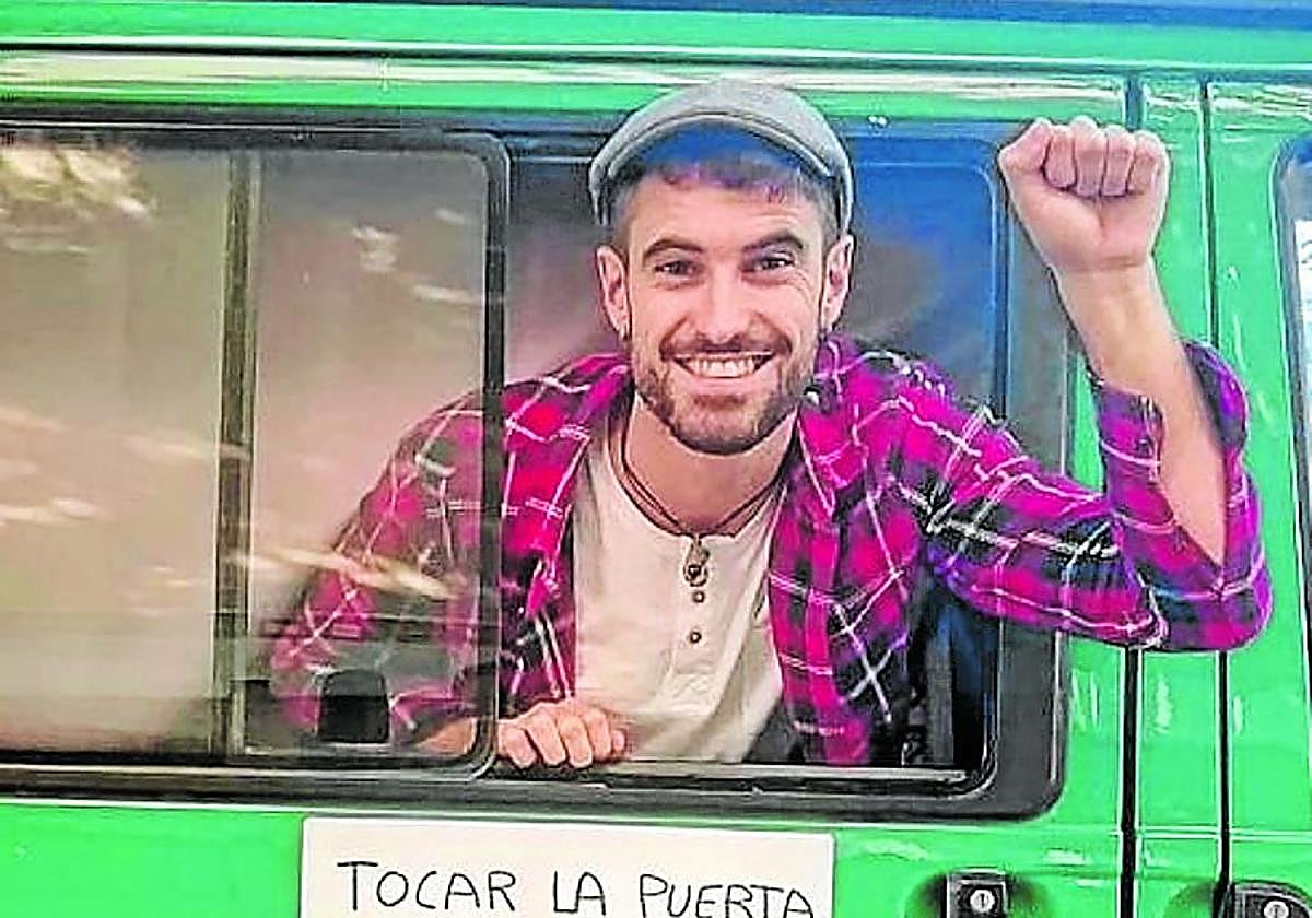 Julen Axpe sustituye su característica furgoneta por una gabarra.