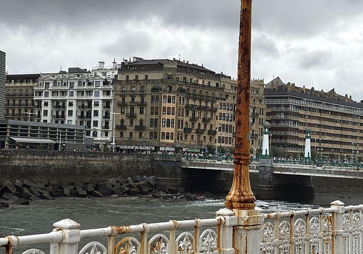 Señala Iván Marten: «No vendría mal una capa de pintura a las farolas y barandillas del paseo Nuevo. Desde hace un tiempo se encuentran roñosas. El mobiliario e infraestructura de la ciudad es una parte importante de la misma, por lo que debe cuidarse. Solicito un mantenimiento o cuidado de lo mencionado».
