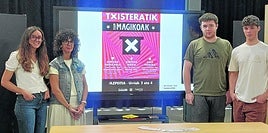 Representantes de Kulturaz y ayuntamiento junto a los magos locales Iagomago y Julen Magoa.