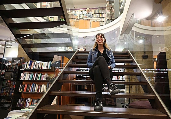 Saioa Alkaiza, Igartza Saria eskuratu duela jakinarazteko agerraldian.