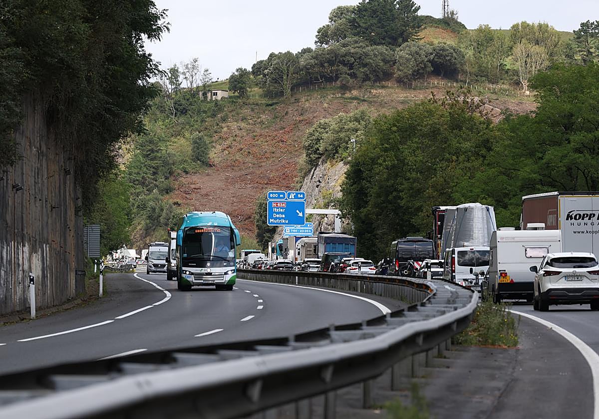 Roba la cabeza tractora de un camión en Oiartzun, se da a la fuga por la AP-8 y se tira por un terraplén en Itziar