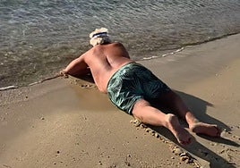 Patrick Aschero muestra cómo tiene que acceder al mar tras la retirada de los dispositivos de accesibilidad para personas con movilidad reducida en Tolón.