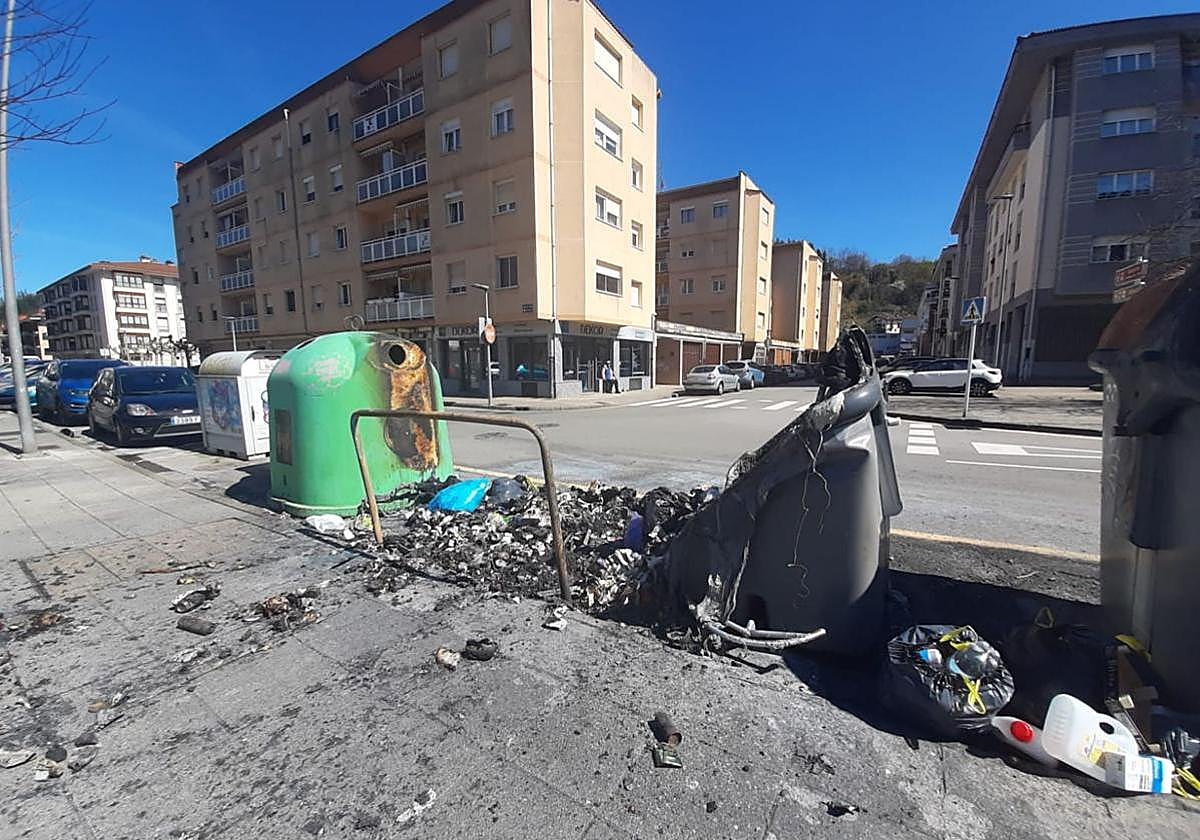 El Ayuntamiento de Aretxabaleta cifra en 53 los contenedores quemados desde enero