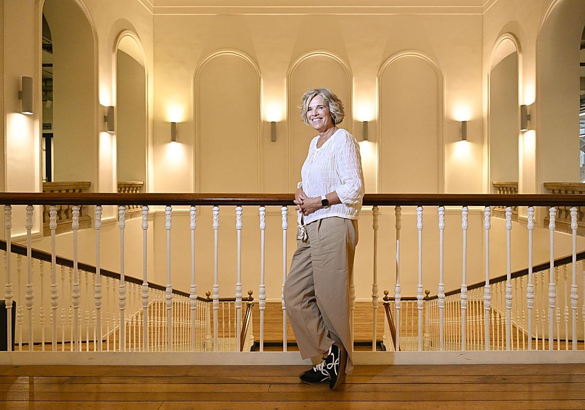 Edurne Ormazabal, en el descansillo de las escaleras del centro de cultura.