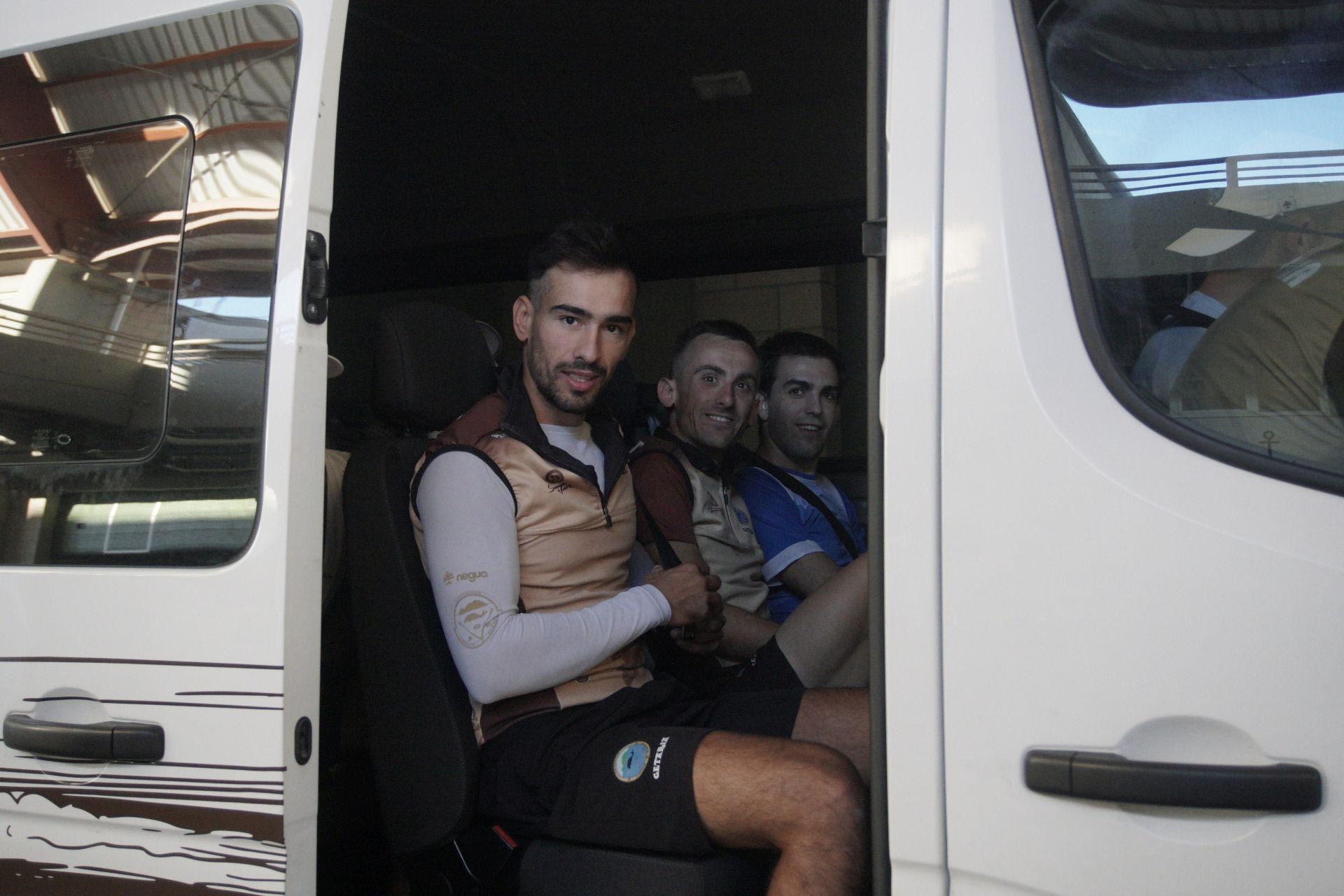 Todos los remeros de la trainera se reúnen en las instalaciones del club, donde les esperan las furgonetas que los trasladarán hasta la capital.