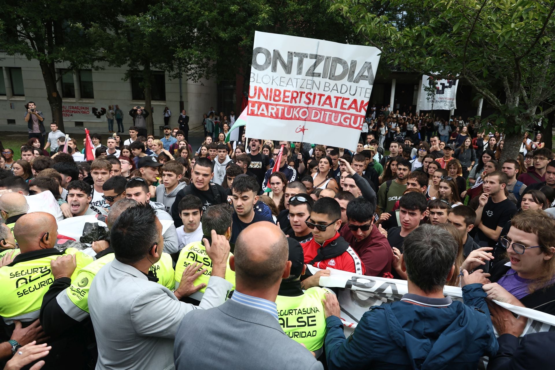Las imágenes de la protesta en la apertura de curso de la EHU