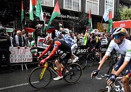 Los ciclistas de La Vuelta avisan de que pararán si vuelven a ocurrir incidentes graves