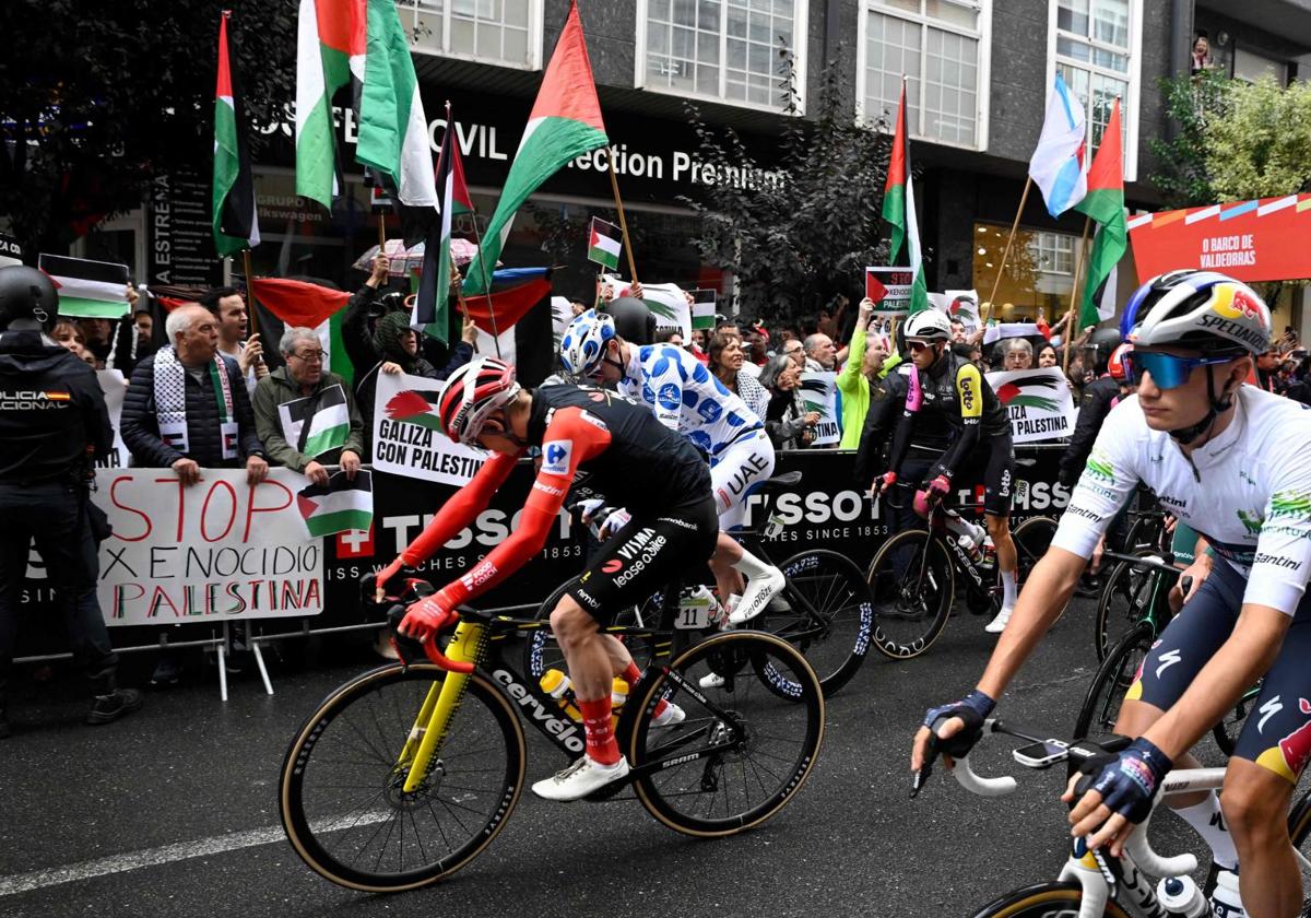 Los ciclistas de La Vuelta avisan de que pararán si vuelven a ocurrir incidentes graves