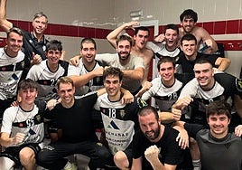 Así de felices posaban en el vestuario de Ipurua los integrantes del Amenabar Zarautz.