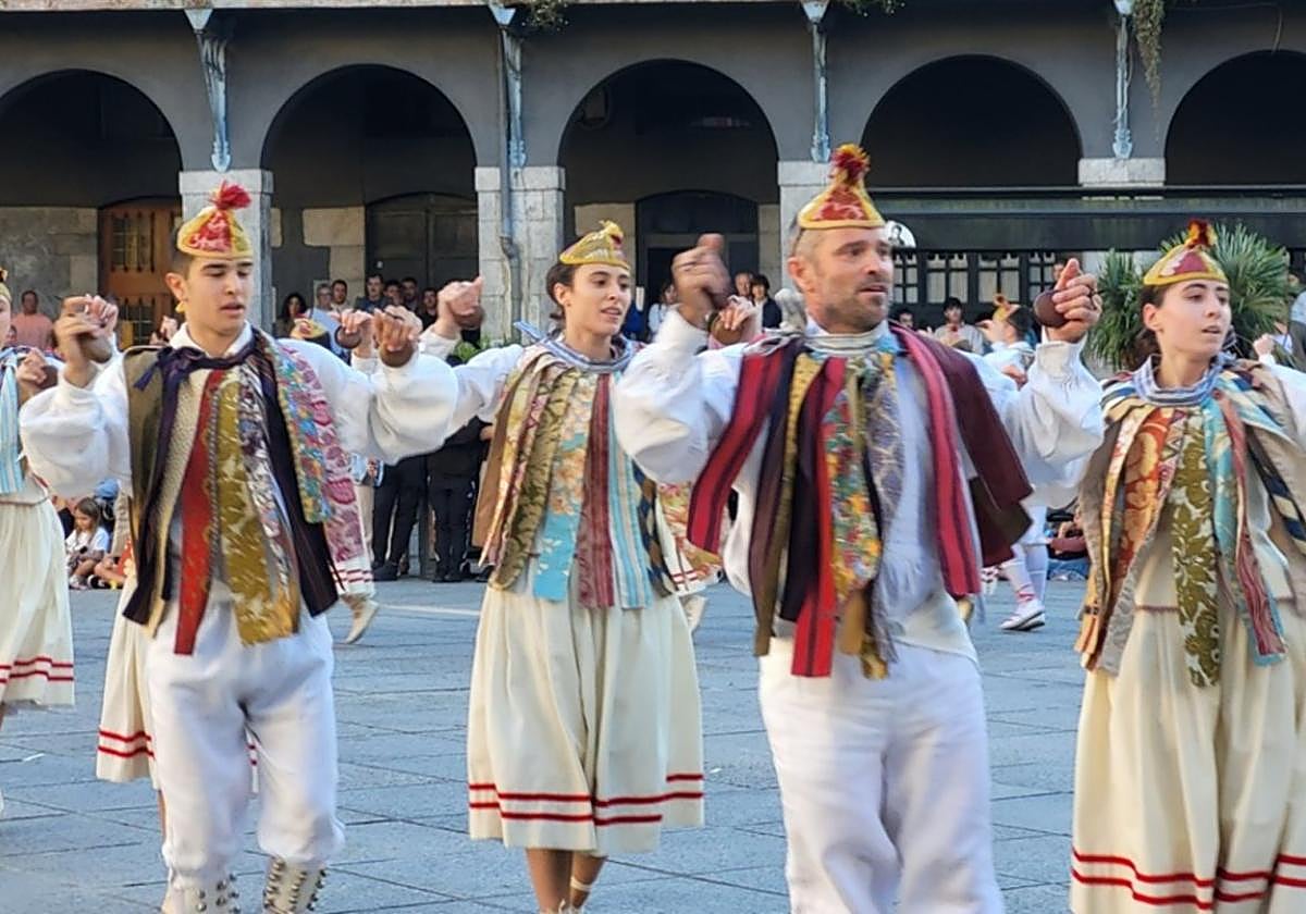 Sahatsak euskal dantza tradizionalen ikuskizuna eskainiko du larunbatean Herriko plazan.